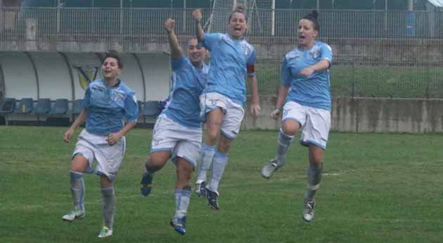 Lazio women esult saltando