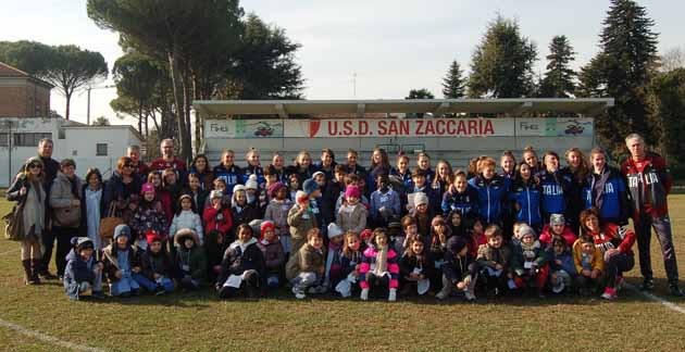 nazionale italiana under 17 con i bimbi della scuola elementare di San Zaccaria